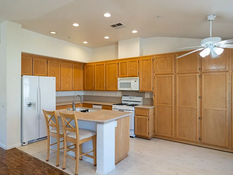 652 Teresa St — Photo 22