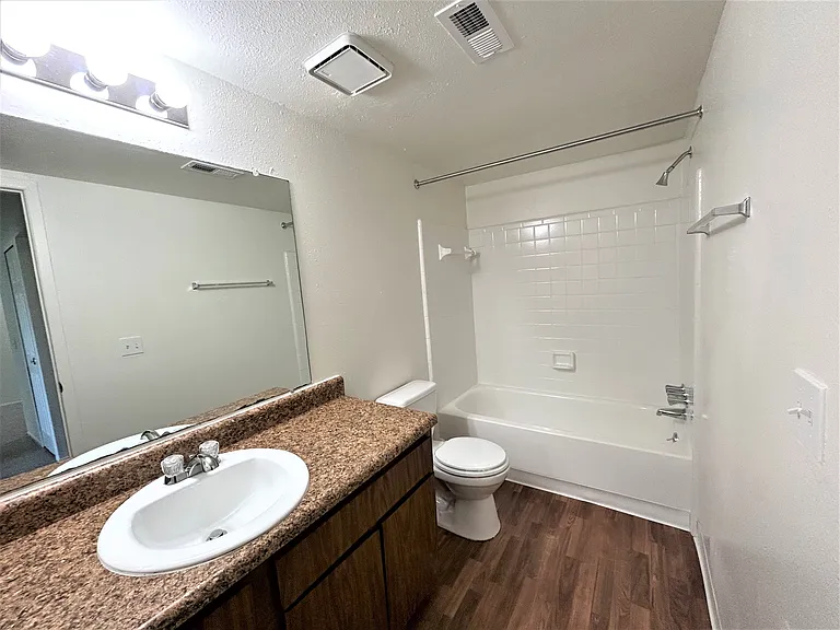 Windsor Place Apartments — Photo 29