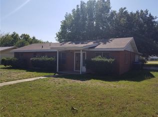 905 Debus Dr, Taylor, TX 76574