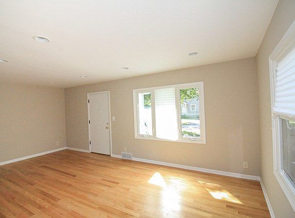 4th image of 1690 Henry Ave