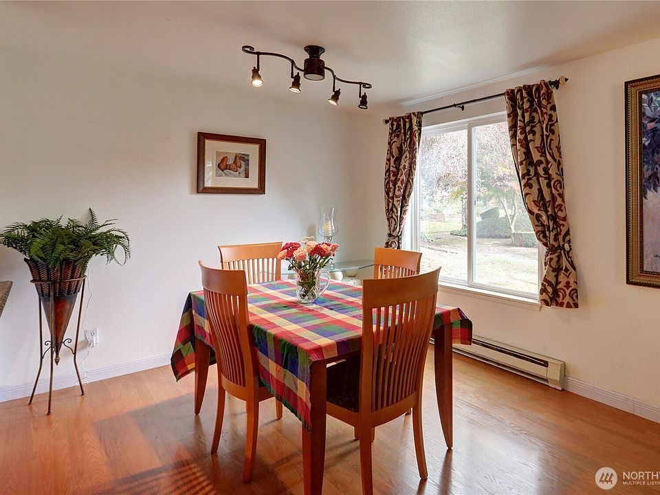 Check out this nice diningroom off kitchen>