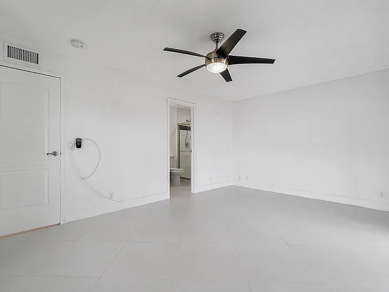 143 Seville E — Photo 18