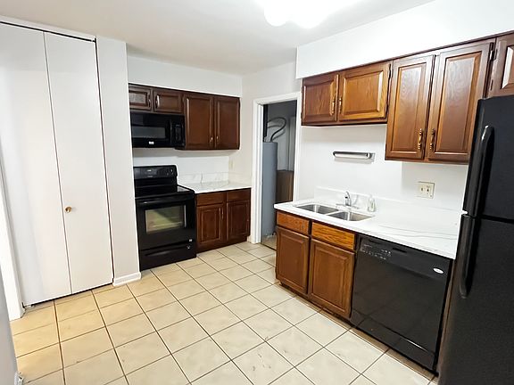 3rd image of 835 Judson Ave #110