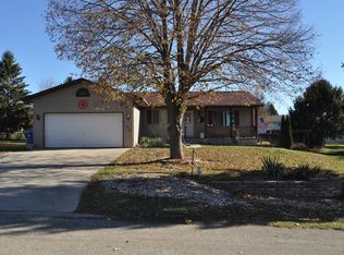 135 Field Crest Ln, Cedarville, IL 61013