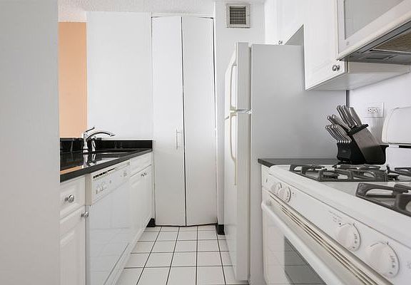 4th image of 230 W 55th St APT 5E