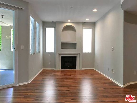 3rd image of 12712 Moorpark St APT 105