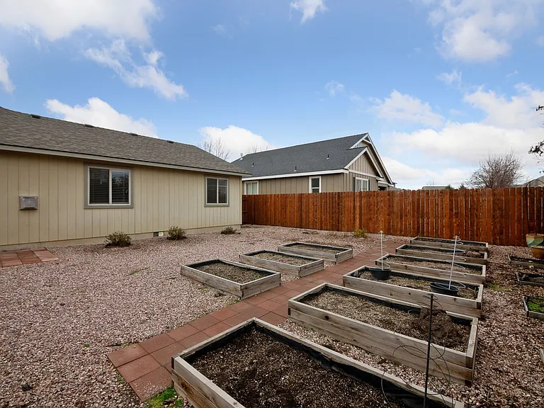 953 SW 25th Ln — Photo 34