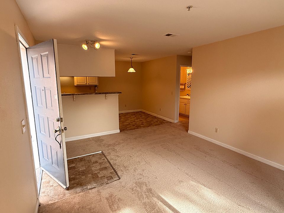 Entrance - Living room