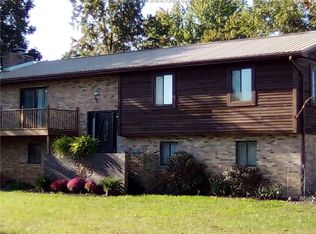 16 Ohio St W, Ravenswood, WV 26164