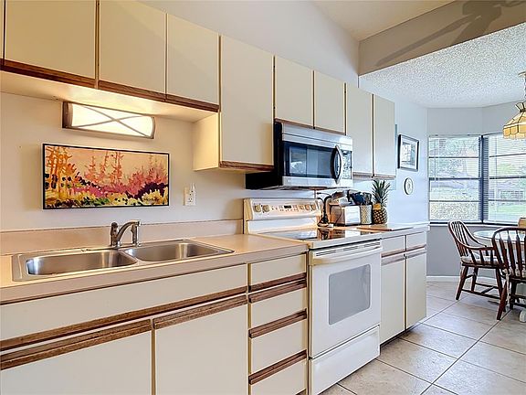 4th image of 935 EASTRIDGE DRIVE #7A
