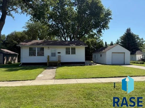 712 N West Ave, Madison, SD 57042