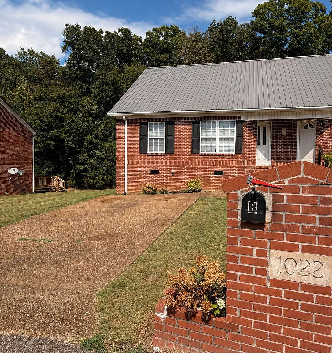 2 bed, 1.0 bath, 960 sqft, $825 — Photo 1