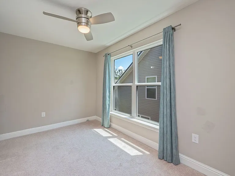 401 King St — Photo 29