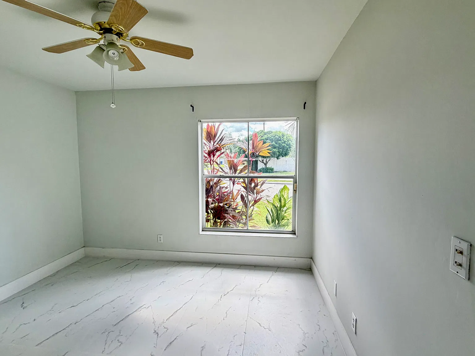 3 bed, 2.0 bath, 1609 sqft, $3,950 — Photo 3