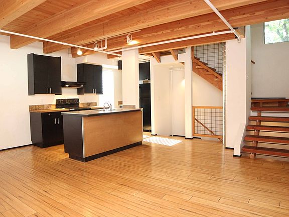 4th image of 318-320 W Myrtle St #318-2