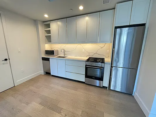 Rented by Tapiro Realty | media 48