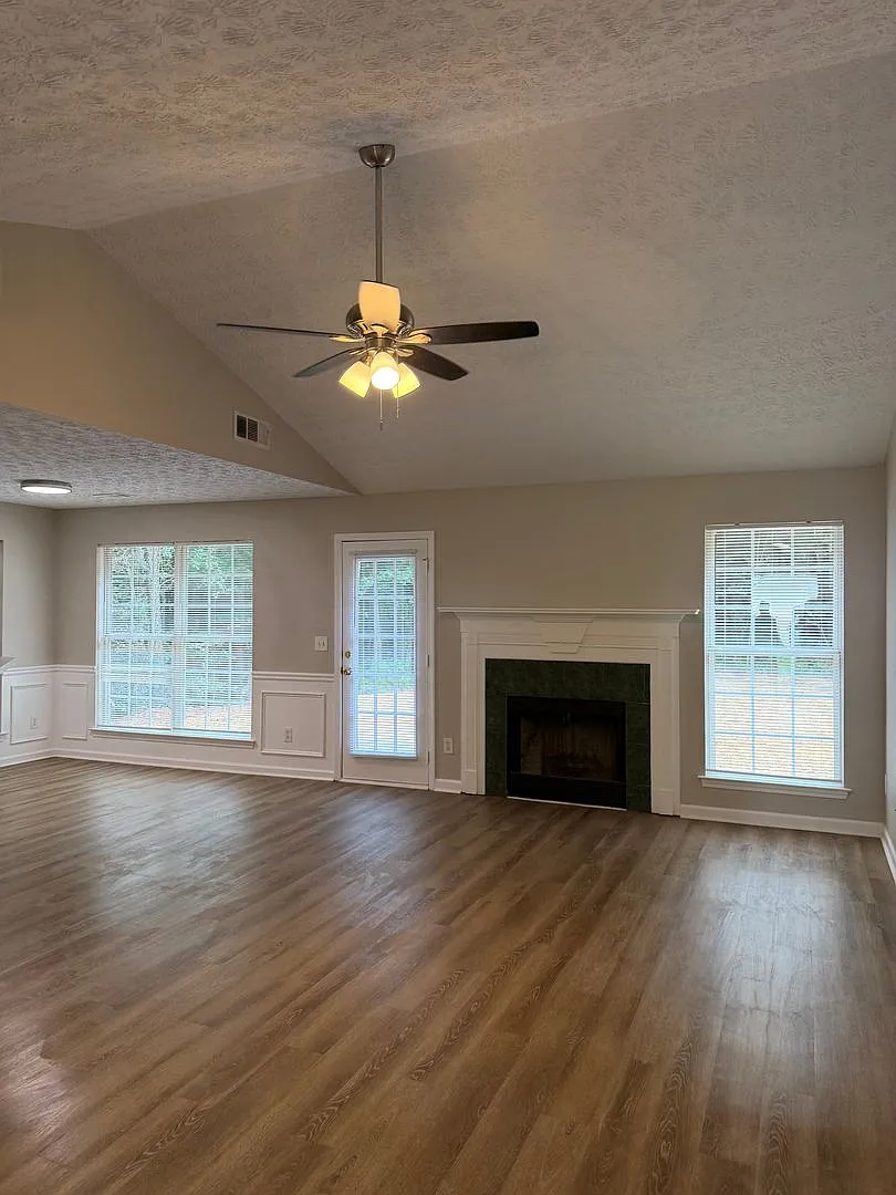 3 Bedroom 2 Bathroom Ranch Home — Photo 4