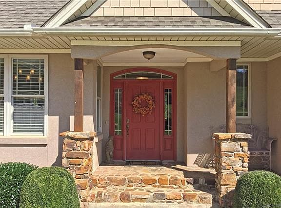3rd image of 82 Devonshire Dr