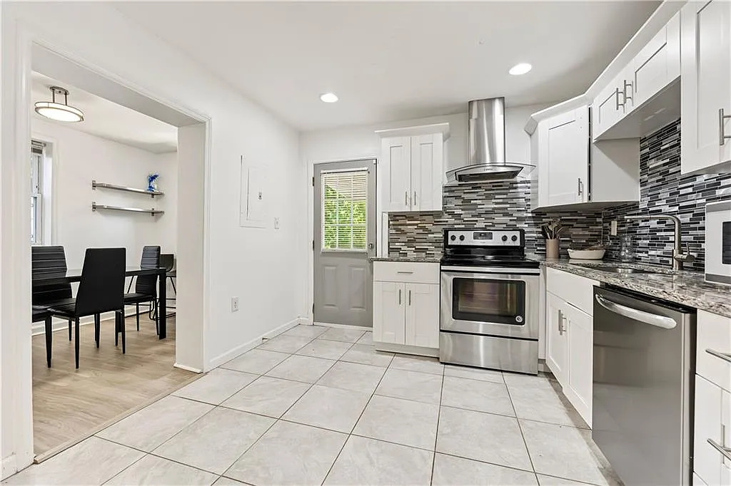 3 bed, 2.0 bath, 1402 sqft, $2,100 — Photo 4