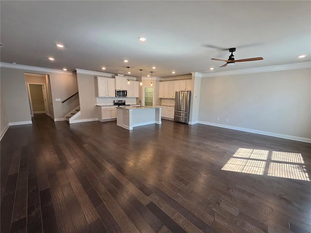 3 bed, 2.5 bath, 2294 sqft, $2,300 — Photo 2