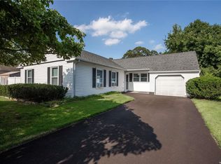 5 Village Ln, Selden, NY 11784
