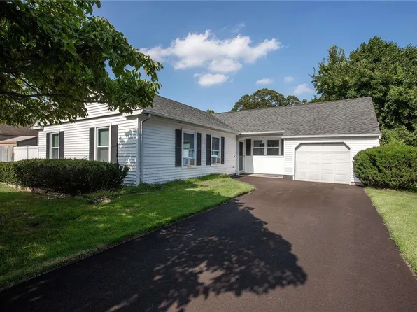 5 Village Lane, Selden, NY 11784