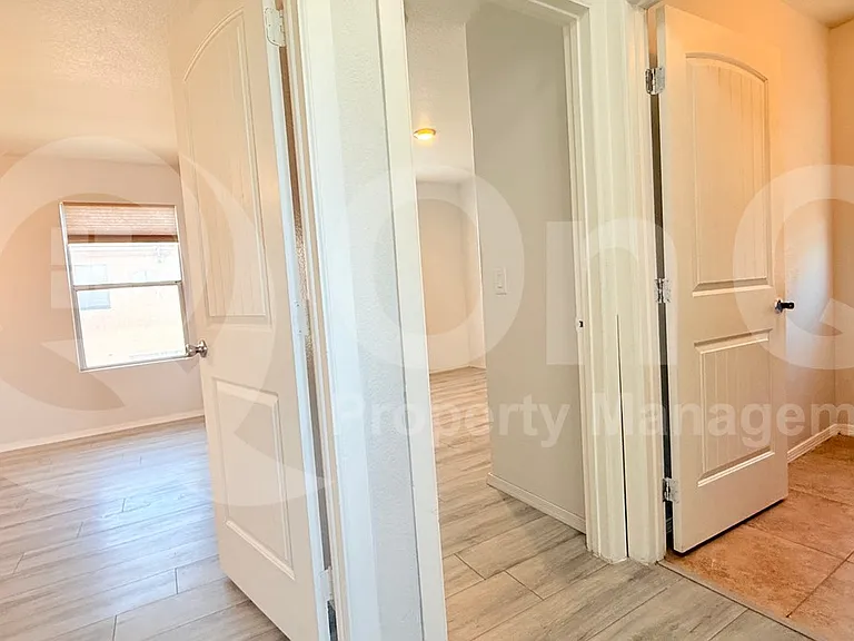 1103 E Grove St — Photo 14