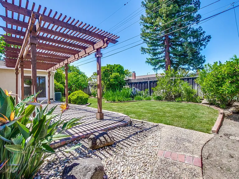 1084 Bluebird Ave — Photo 33