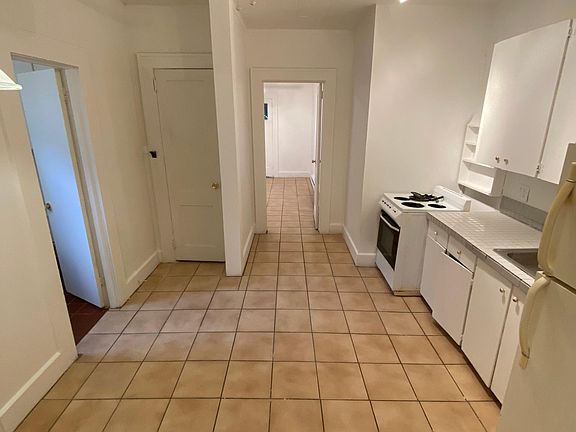 Open kitchen - space for table in left corner