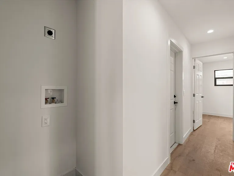 3792 1/2 Van Ness Ave — Photo 5