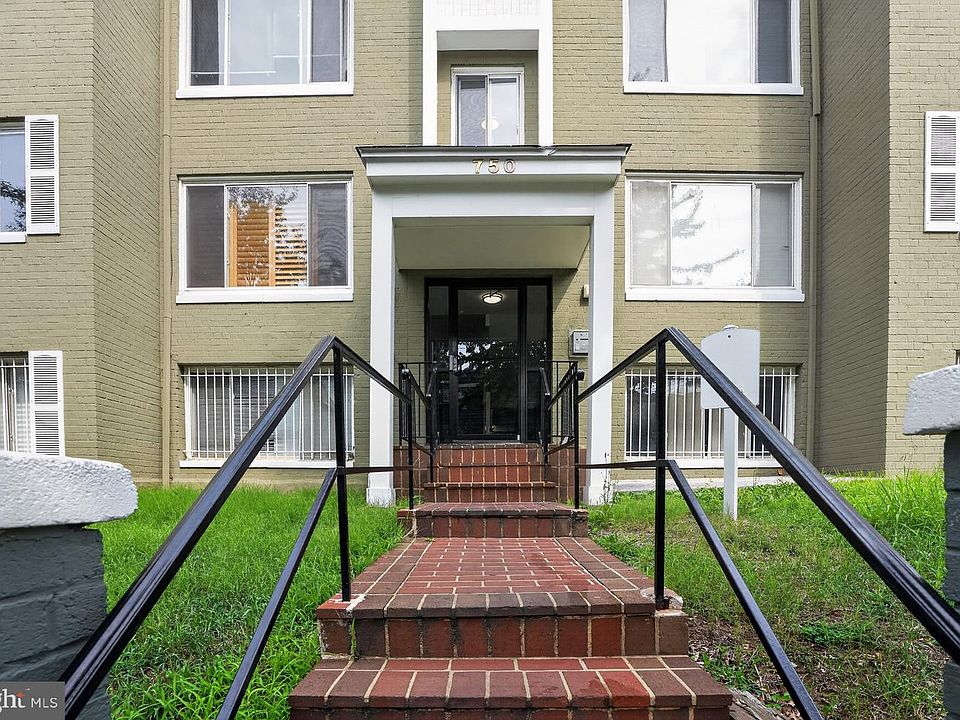 1st image of 750 Barnaby St SE APT T3