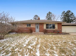 1339 Edgeorge St, Waterford, MI 48327