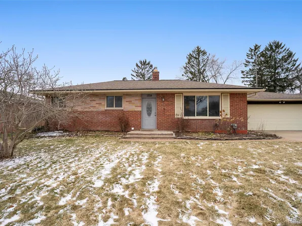 1339 Edgeorge St, Waterford, MI 48327