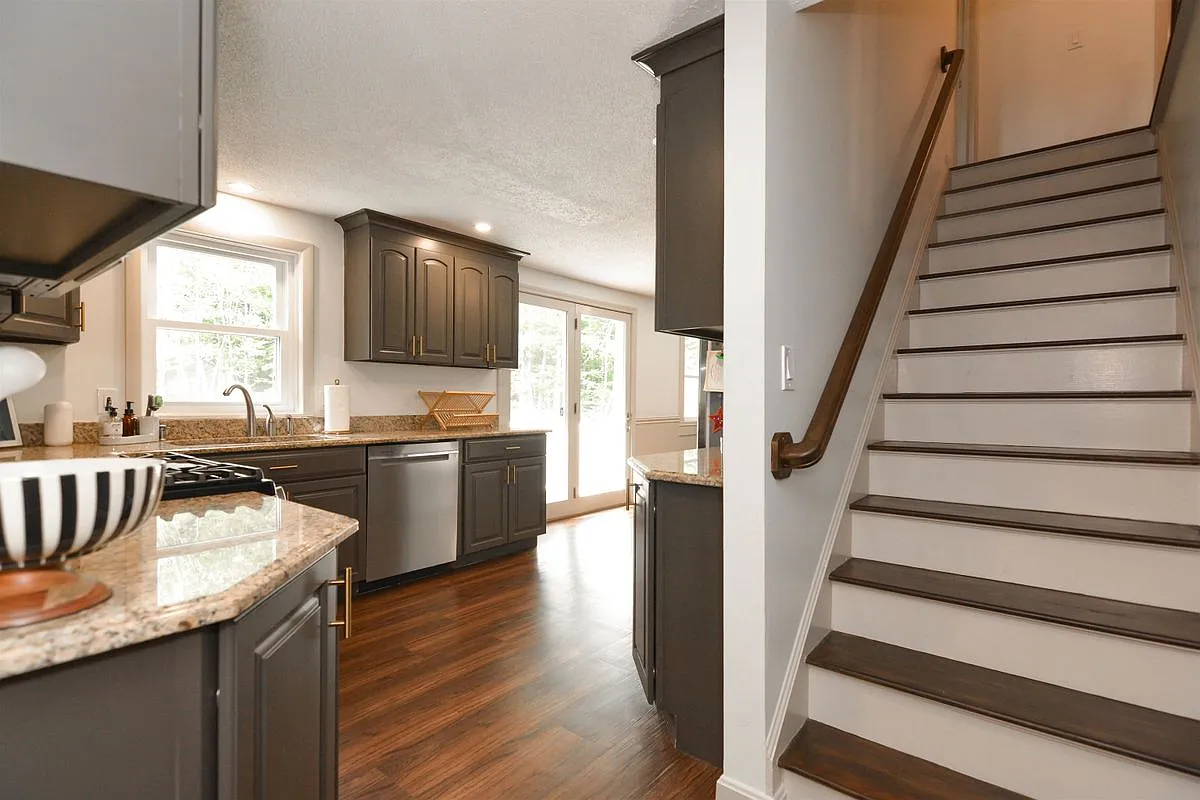 3 bed, 2.0 bath, 2442 sqft, $4,500 — Photo 4