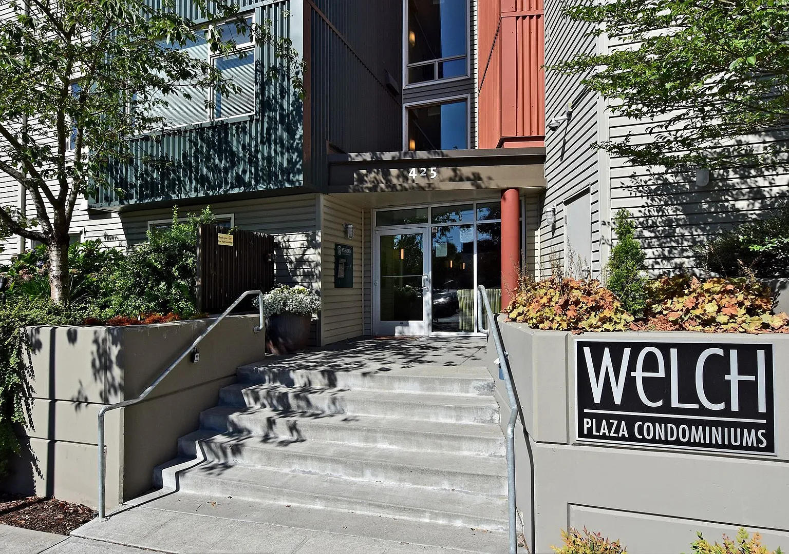 Spacious 2BR/1.75BA Condo in Convenient Location (Central District) — Photo 2