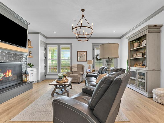 3rd image of 100 Laurie Dr