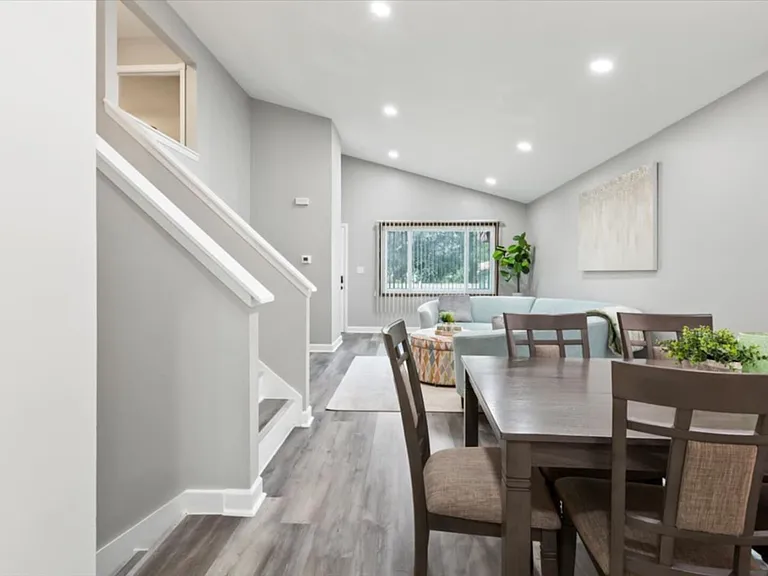 33W067 Bonnie St — Photo 10