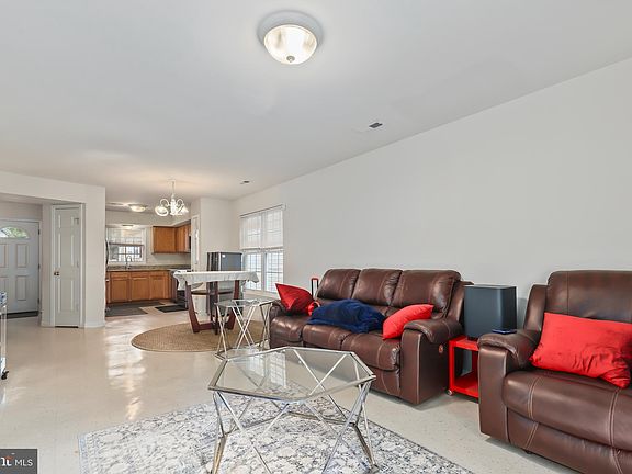 4th image of 909 White St