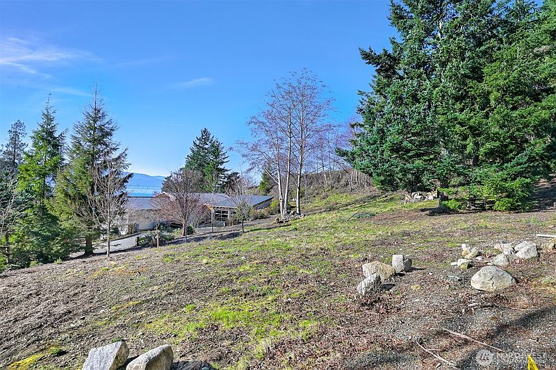 3rd image of 405 Arbutus Place