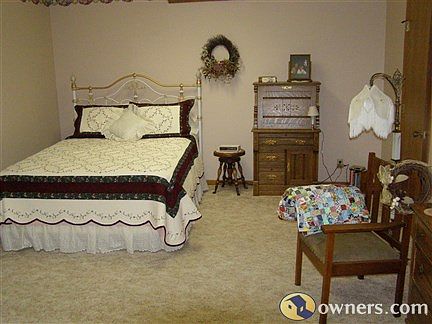 Large Bedroom and Walkin Closet in L/L