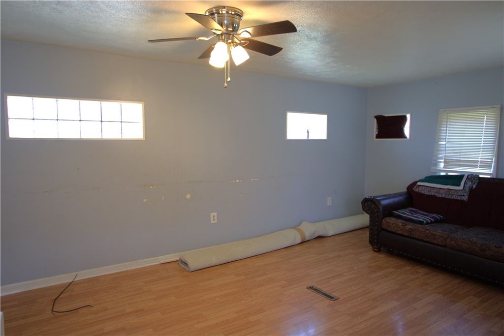 Apartment in Donora, Crestview - More