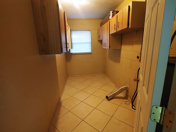 5th image of 2700 NE 44th St
