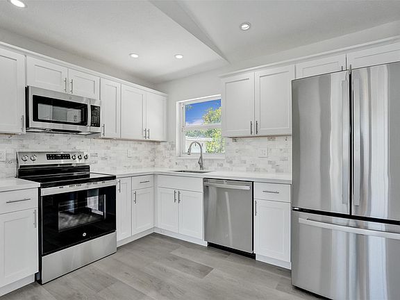 4th image of 421 SW 22nd Avenue