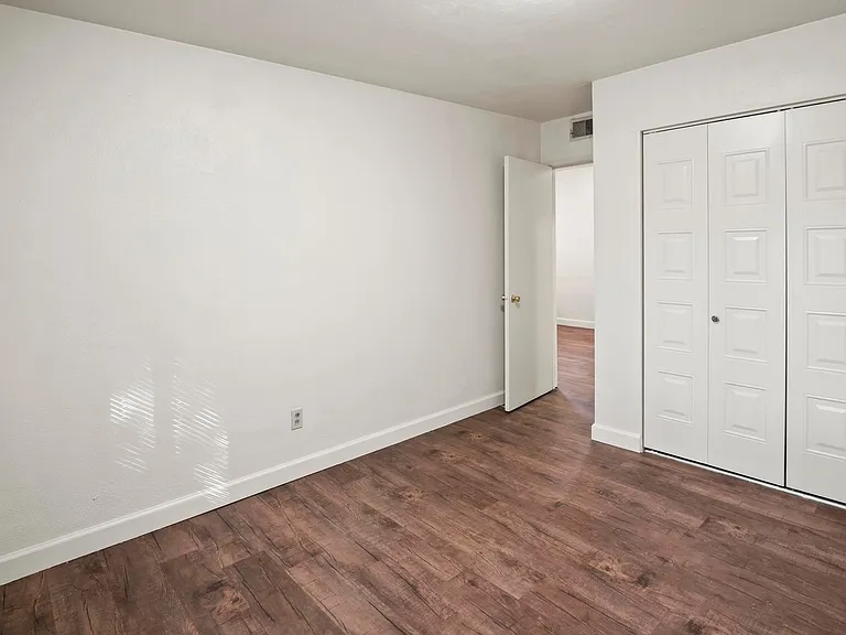 Westport Edge Apartments — Photo 25