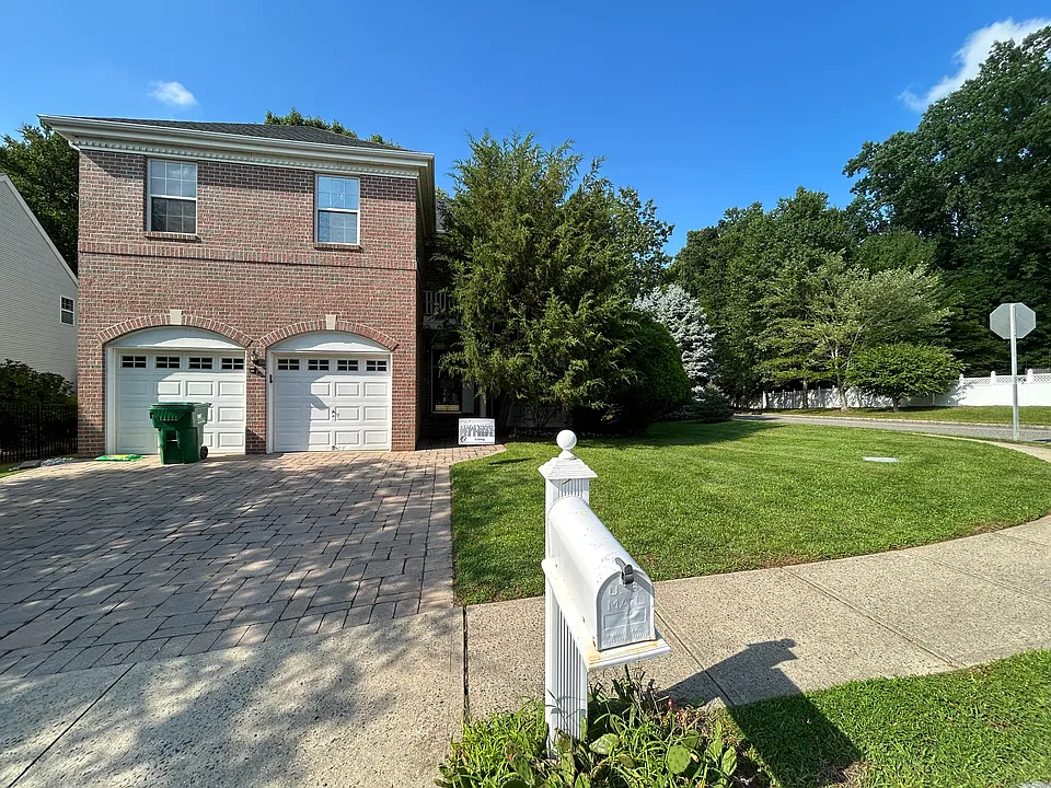 240 Kensington Dr