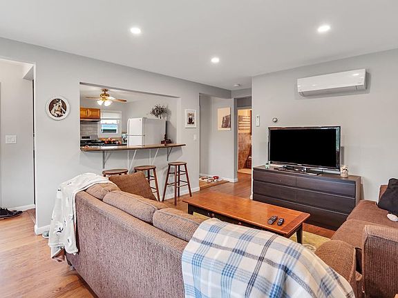 4th image of 3 N Hill Ln #A