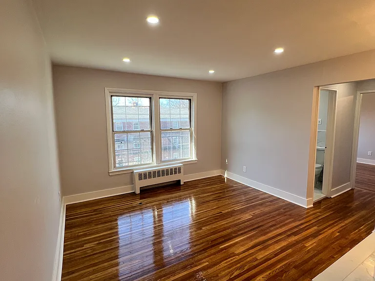 298 Grafton Ave — Photo 4