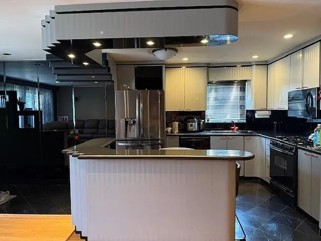 3 bed, 3.0 bath, 1800 sqft, $4,950 — Photo 2