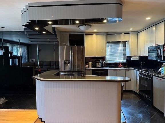 2nd image of 187 Bay 31st St #1