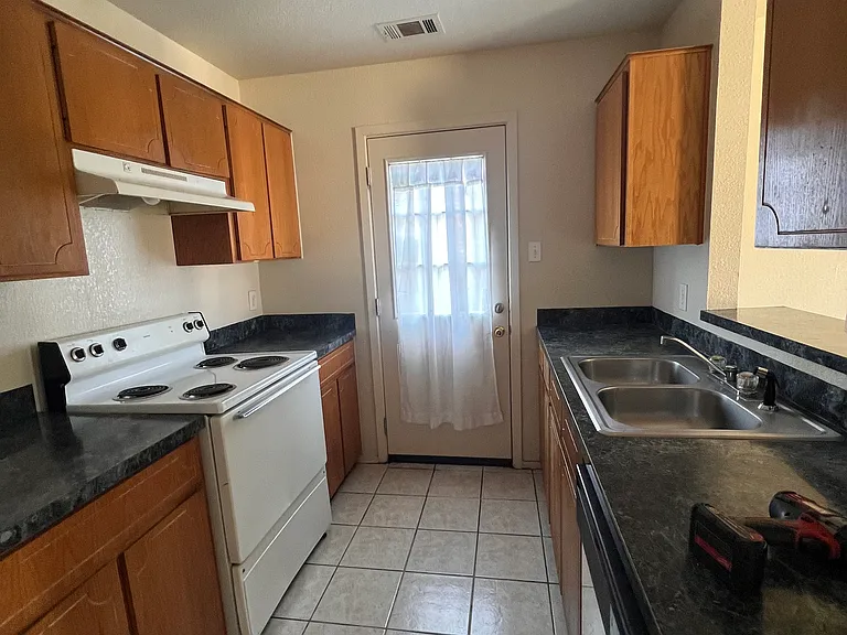 1110 Shanarae Cir #D — Photo 3
